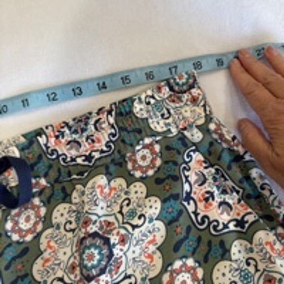 Ann Taylor Loft L green floral print drawstring waist side pockets. EUC - Picture 5 of 7